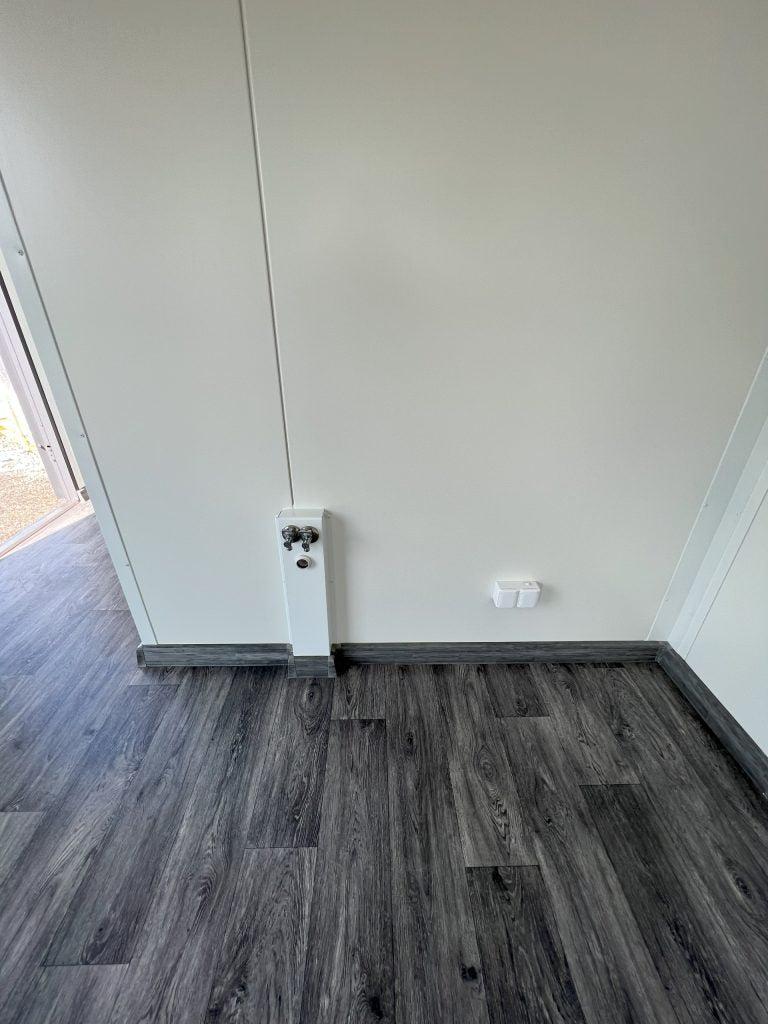 CONTENEDOR DE TIENDA/SALA DE VENTAS/DE OFICINA TIPO CASA DE JARDÍN "LINZ"