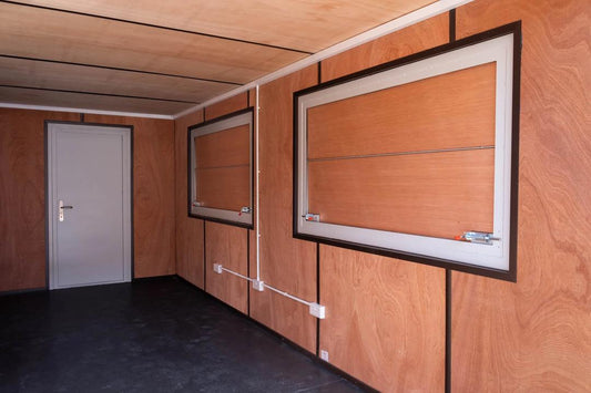 Contenedor maritímo de 20 pies con doble trampilla de servicio.