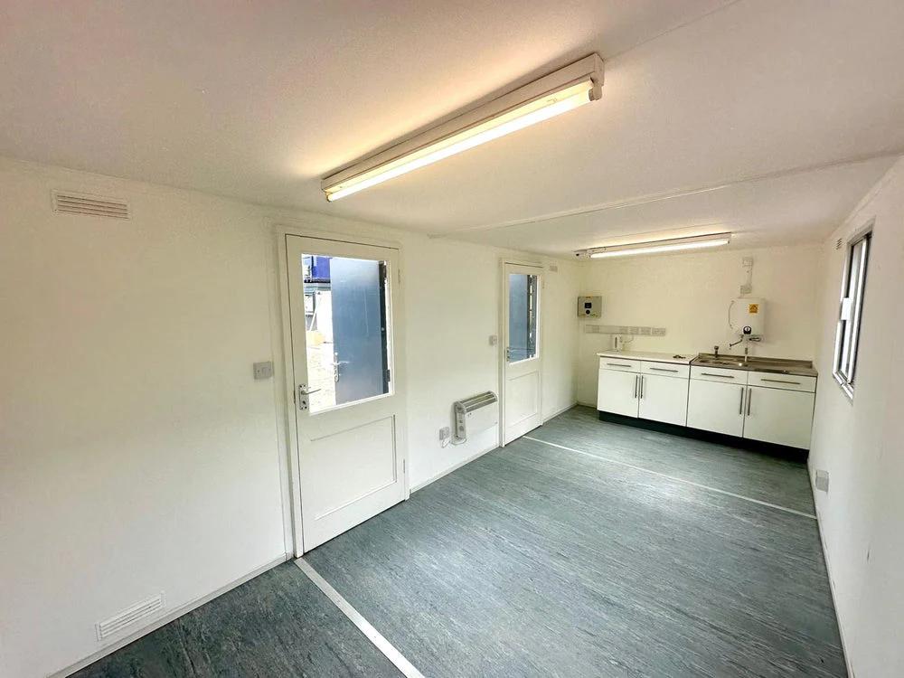 Oficina, Cantina, Aseo | Generador 10KVA | No 944 Bienestar estático | 24x9Ft | Cabina antivandalismo