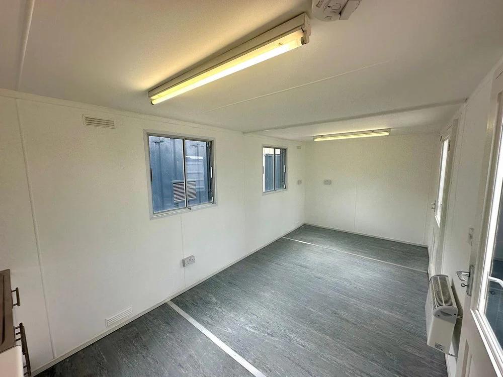 Oficina, Cantina, Aseo | Generador 10KVA | No 944 Bienestar estático | 24x9Ft | Cabina antivandalismo