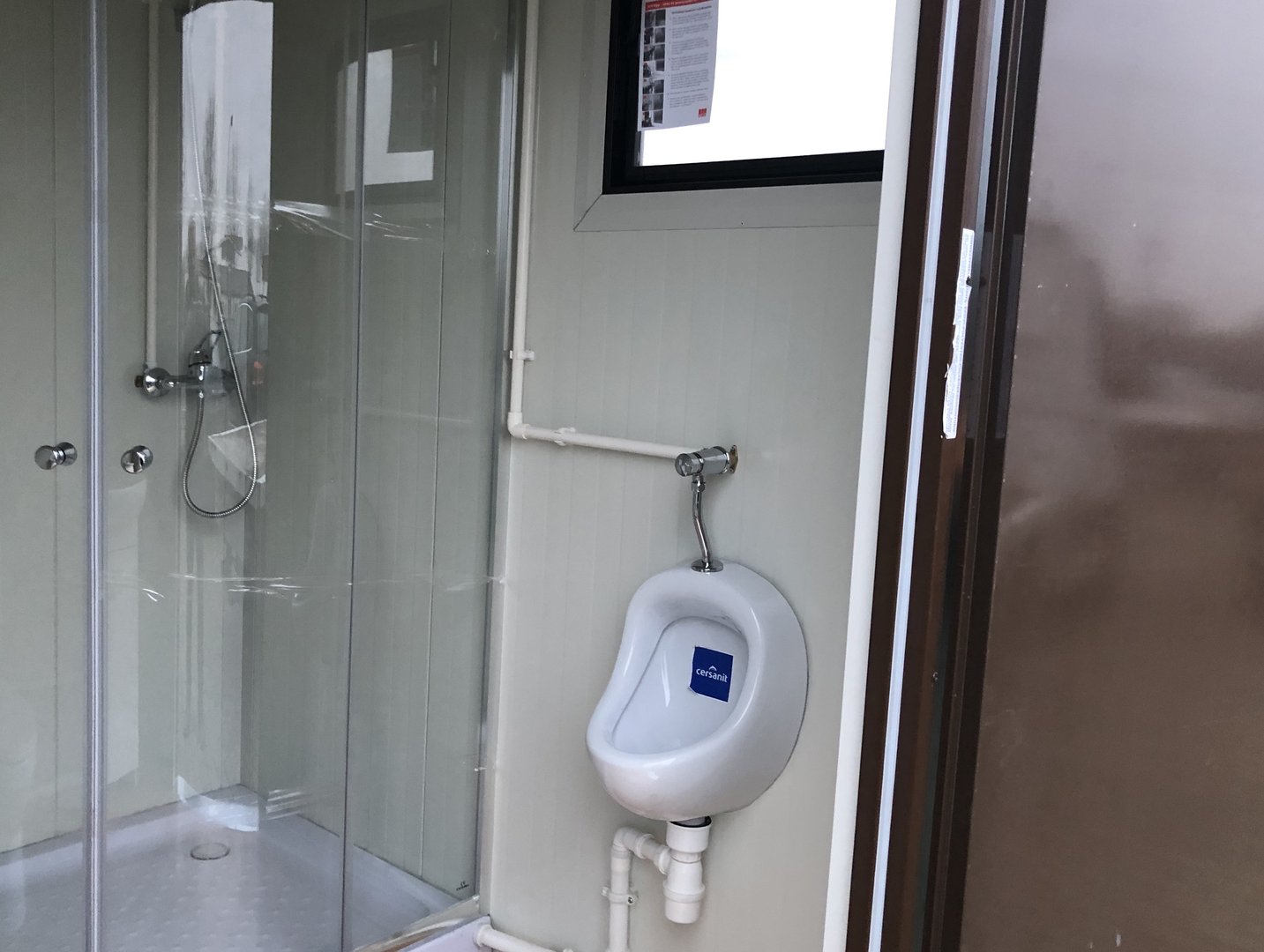 Contenedor de ducha de 4x2 metros