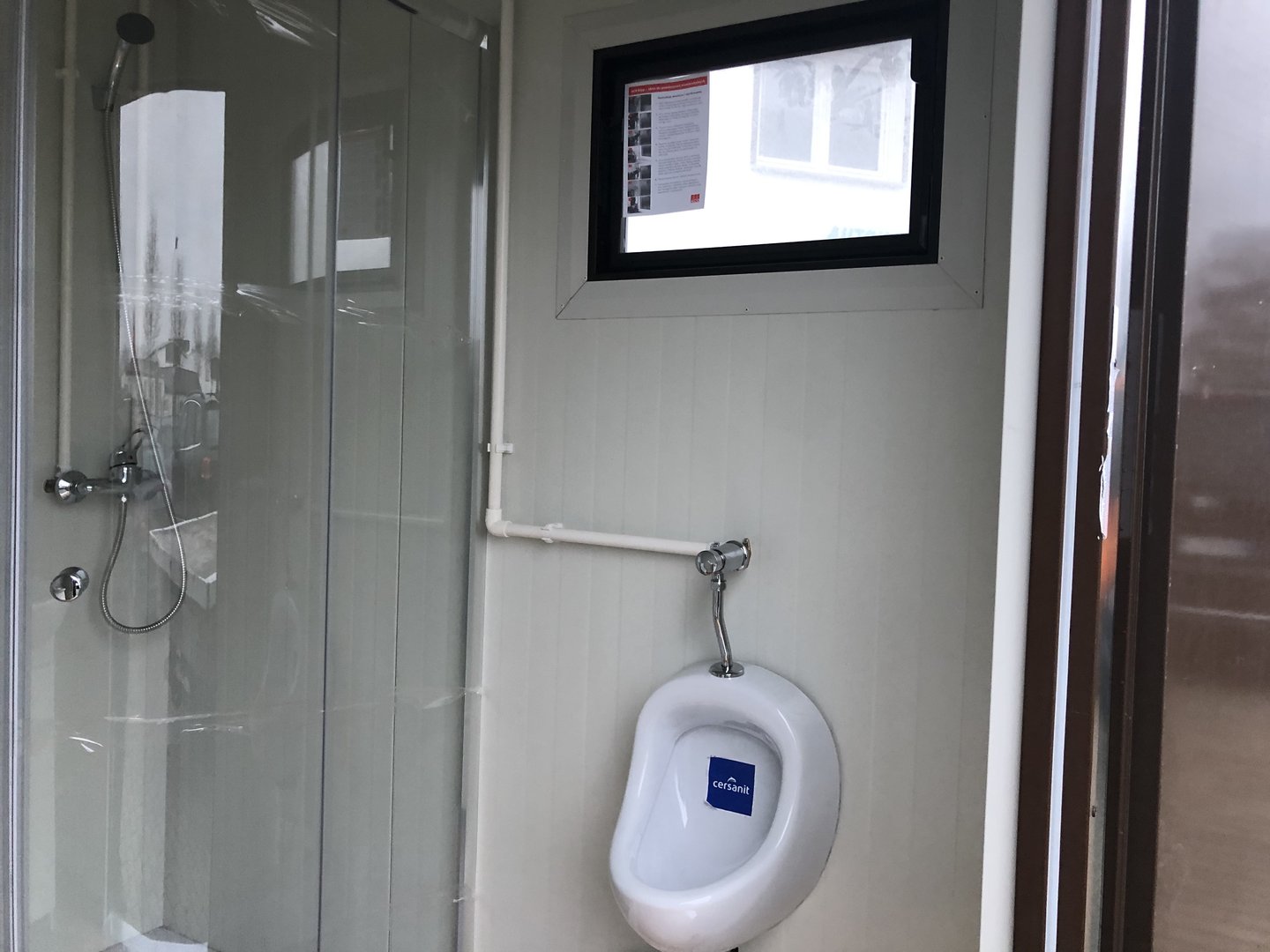 Contenedor de ducha de 4x2 metros