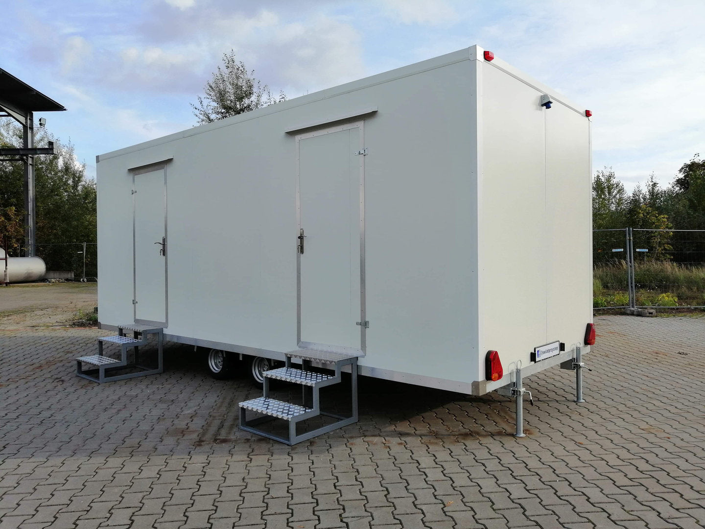 Remolque WC con doble WC 6x2,40 metros.