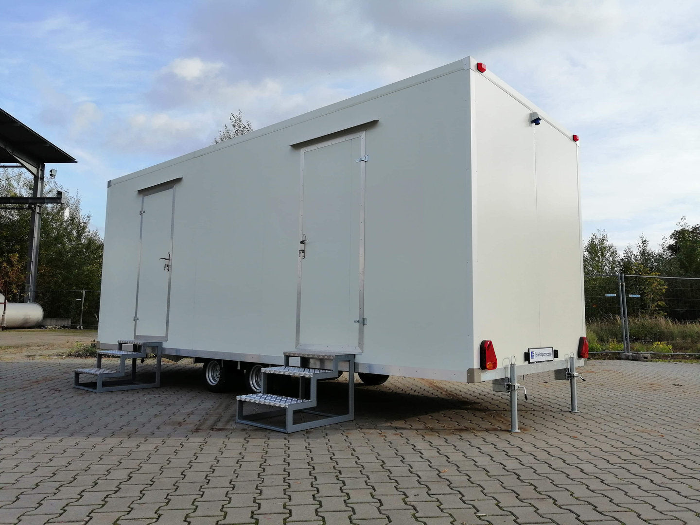 Remolque WC con doble WC 6x2,40 metros.