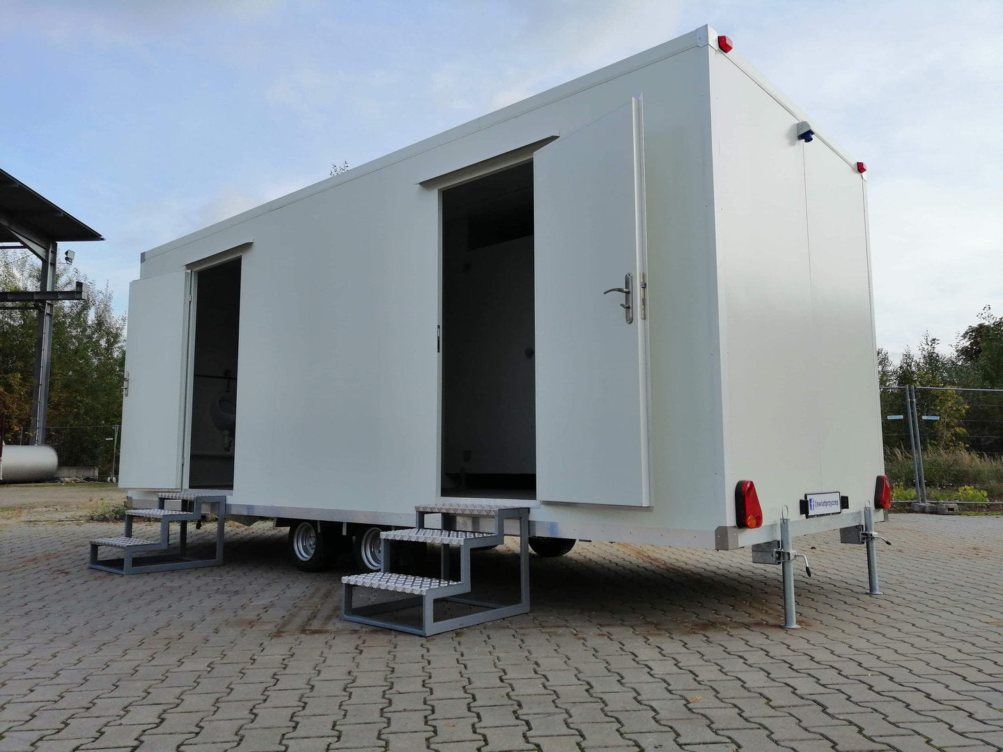 Remolque WC con doble WC 6x2,40 metros.