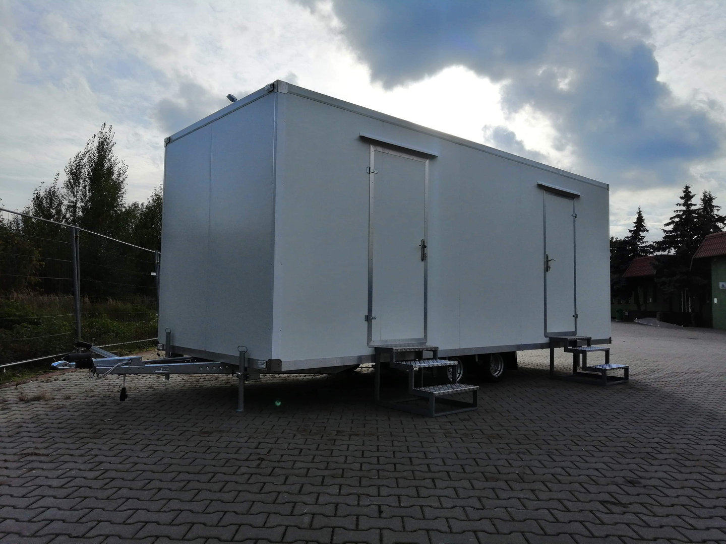 Remolque WC con doble WC 6x2,40 metros.