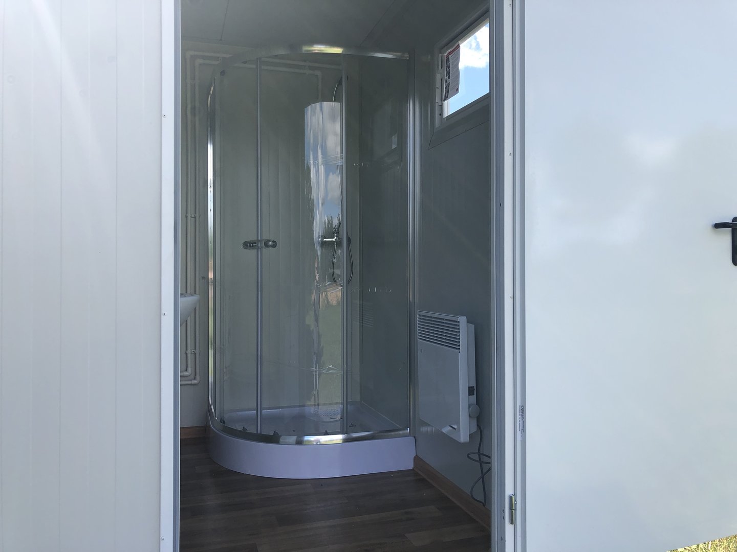 Contenedor sanitario - inodoro + ducha + cisterna