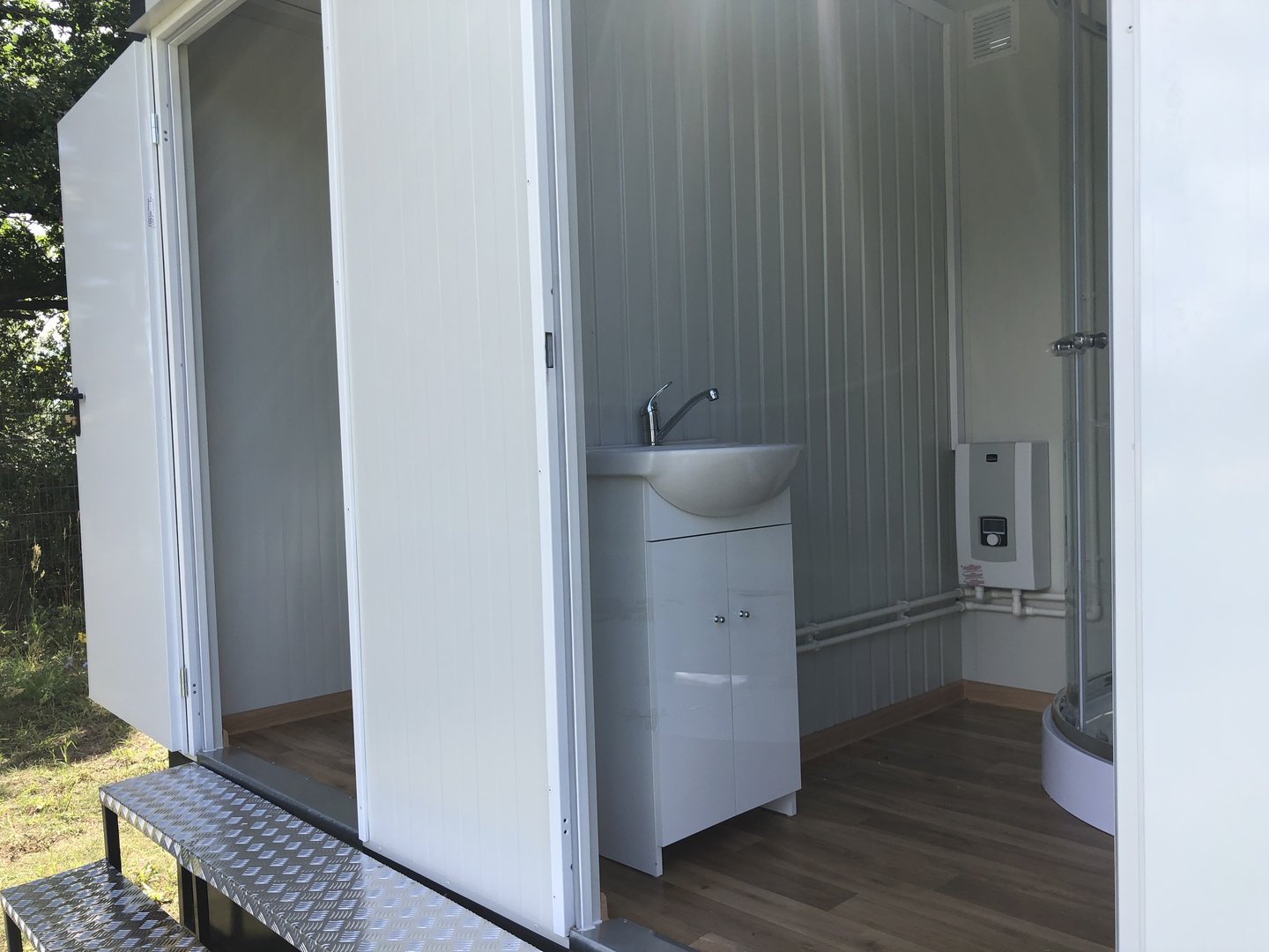 Contenedor sanitario - inodoro + ducha + cisterna