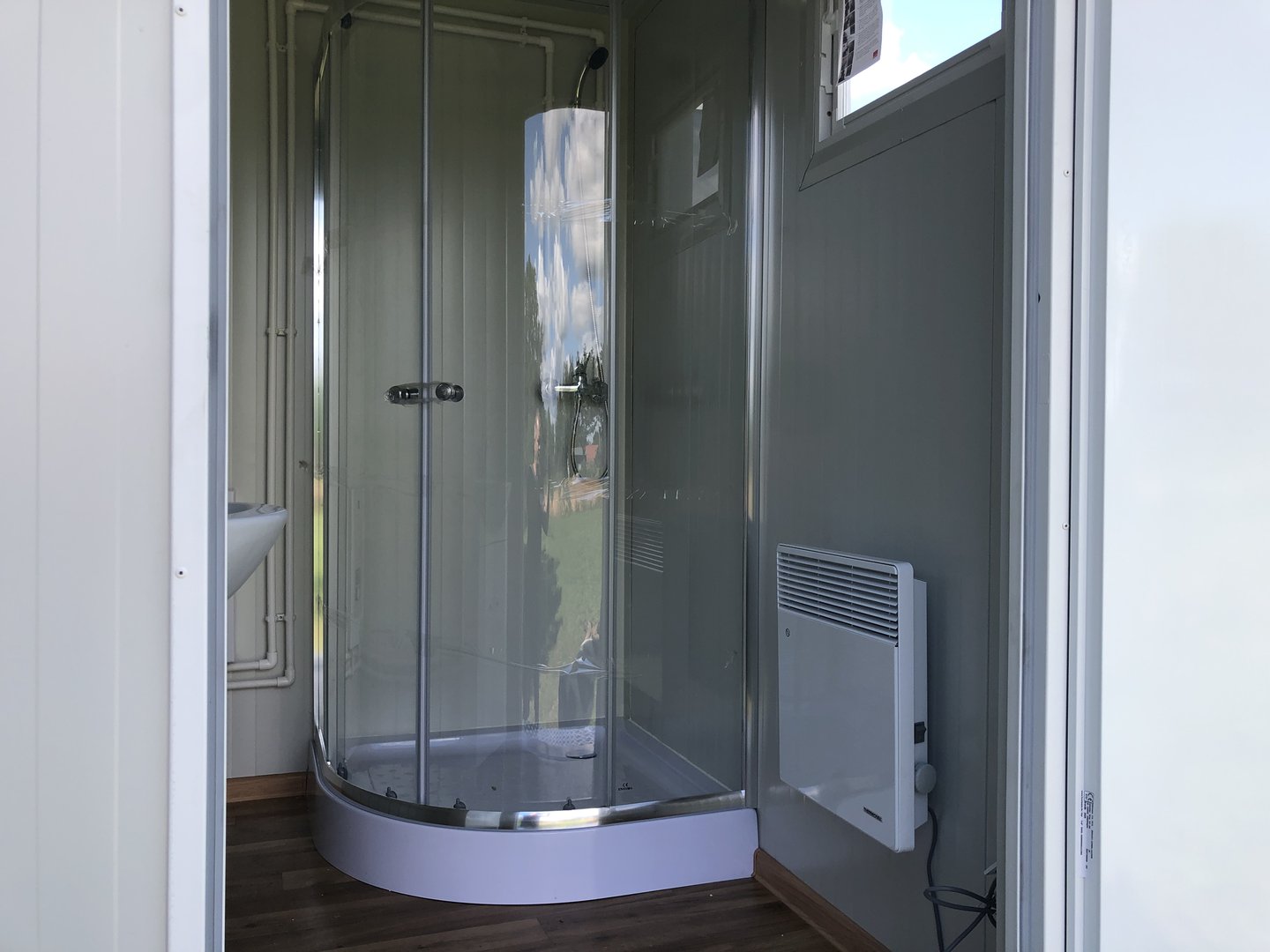 Contenedor sanitario - inodoro + ducha + cisterna