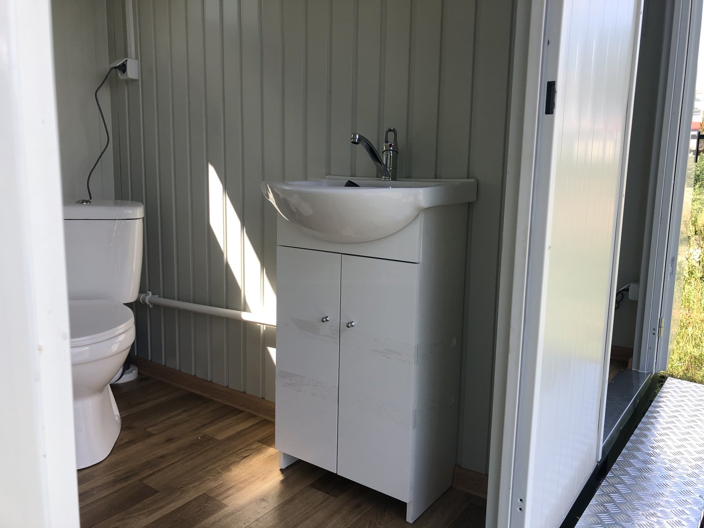 Contenedor sanitario - inodoro + ducha + cisterna