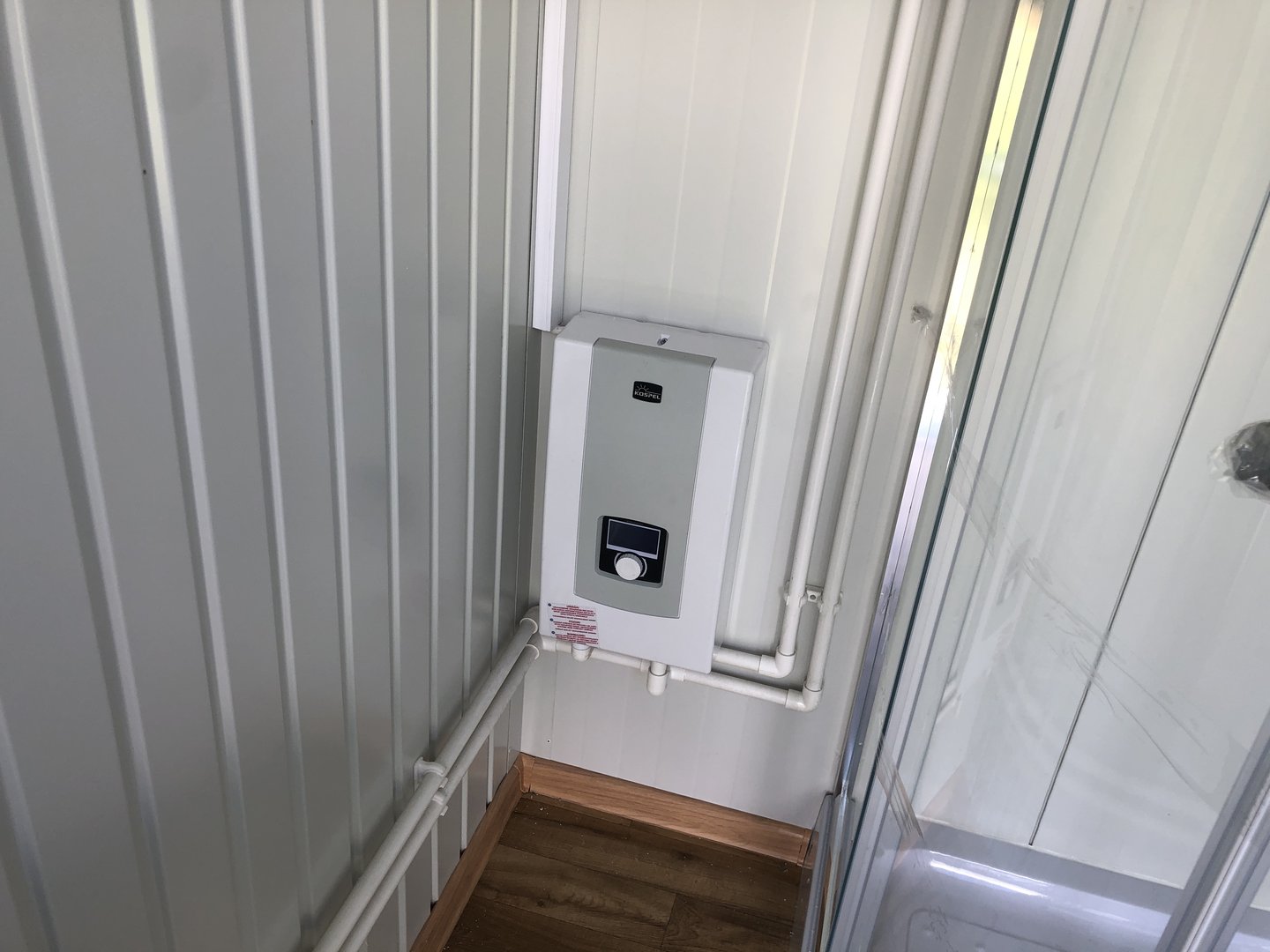 Contenedor sanitario - inodoro + ducha + cisterna