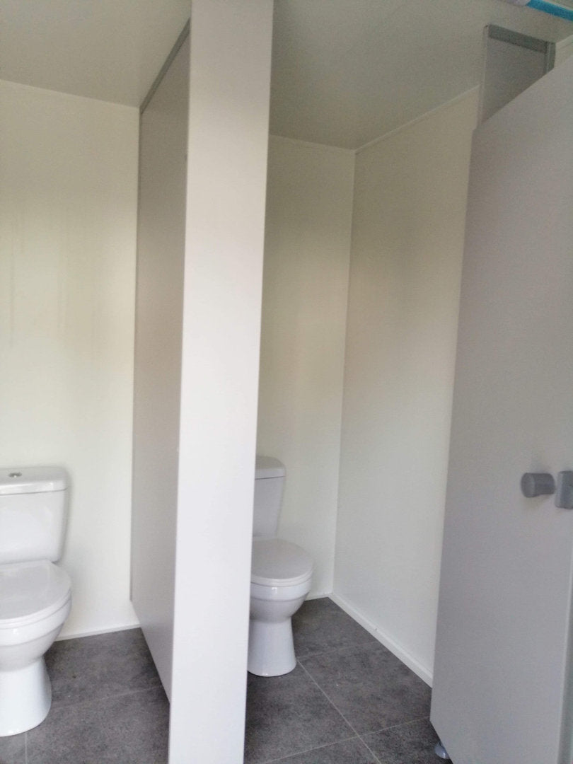 Remolque WC con doble WC 6x2,40 metros.