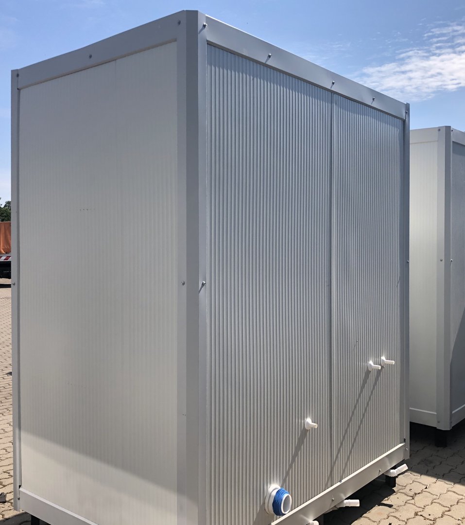 Contenedor sanitario con inodoro y ducha.