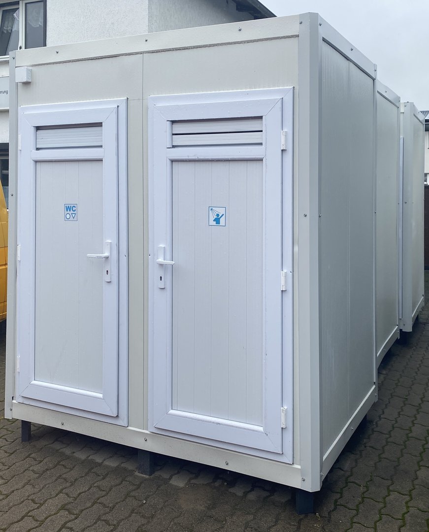 Contenedor sanitario con inodoro y ducha.