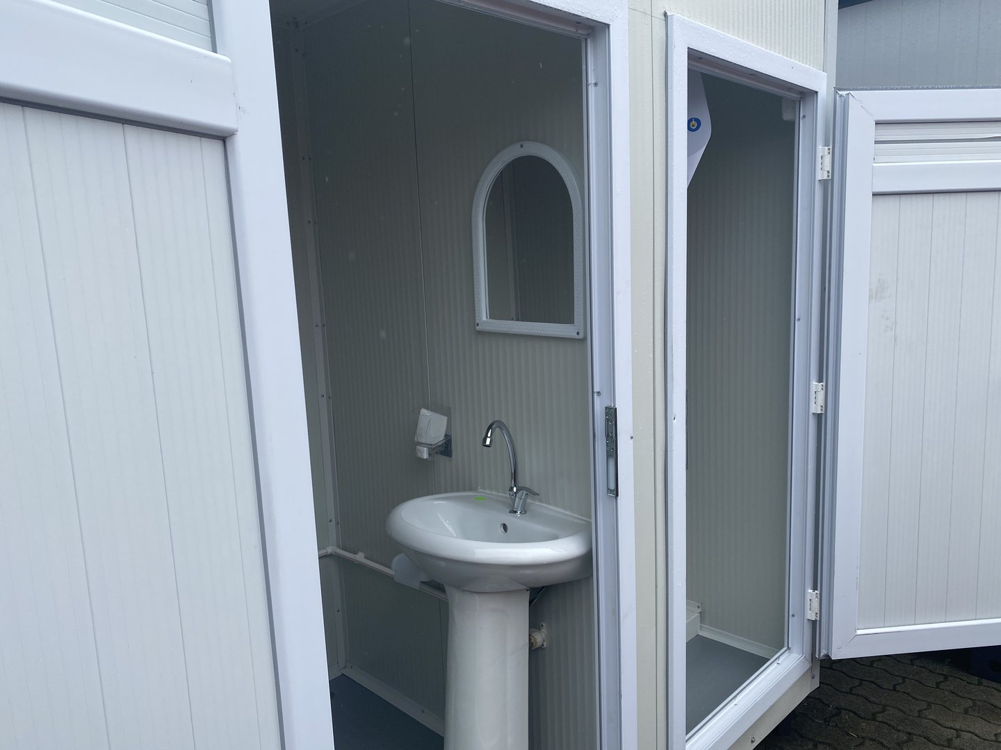 Contenedor sanitario con inodoro y ducha.