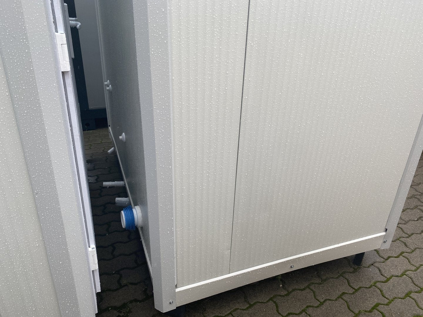 Contenedor sanitario con inodoro y ducha.