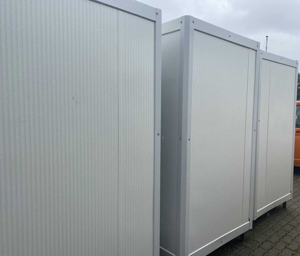 Contenedor sanitario con inodoro y ducha.