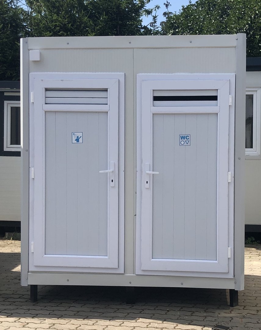 Contenedor sanitario con inodoro y ducha.