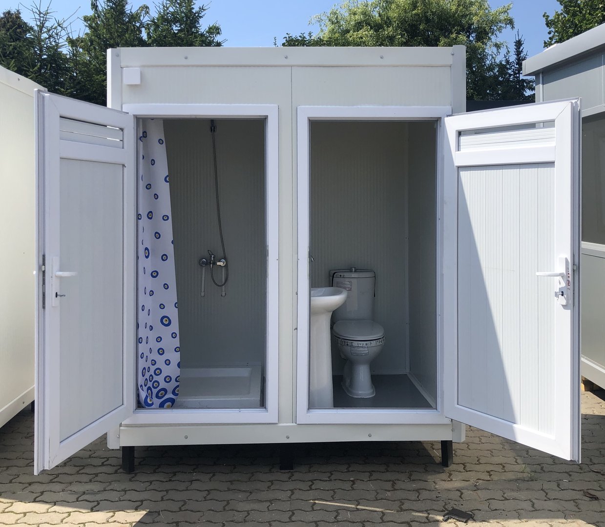 Contenedor sanitario con inodoro y ducha.