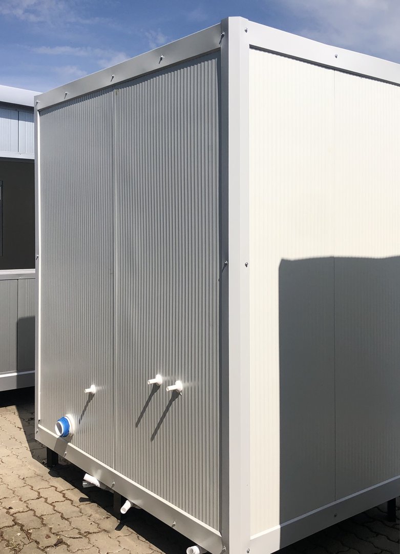 Contenedor sanitario con inodoro y ducha.