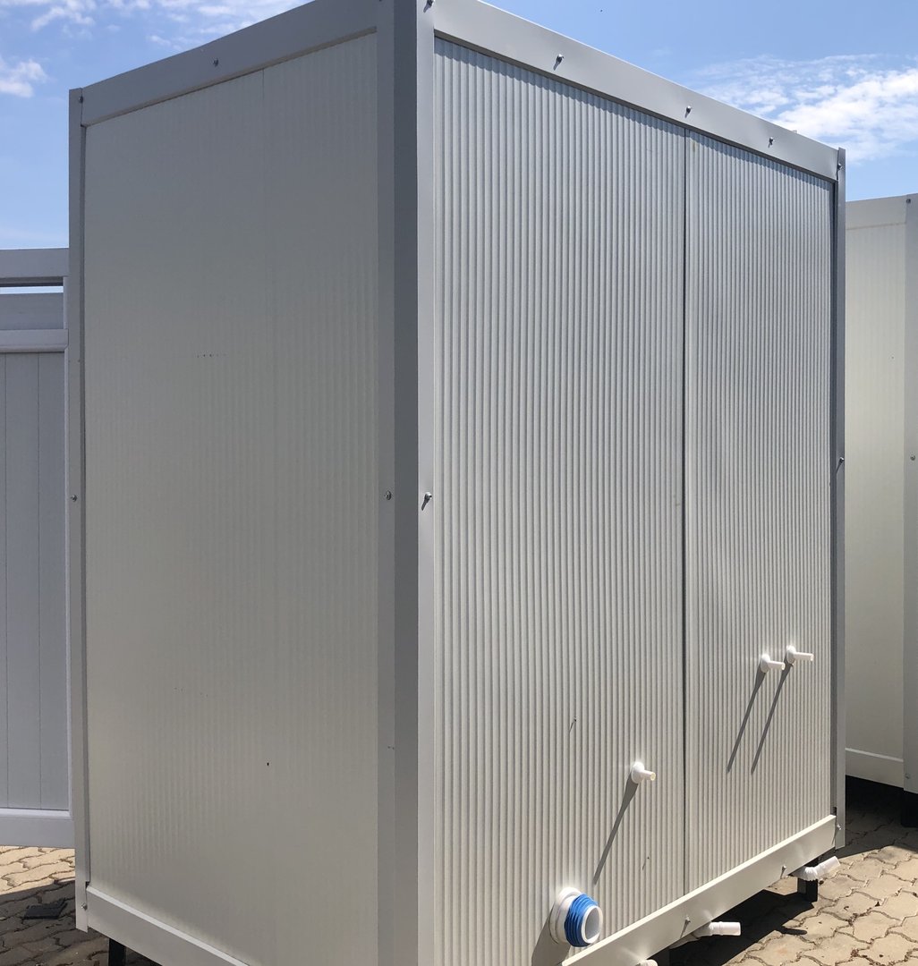 Contenedor sanitario con inodoro y ducha.